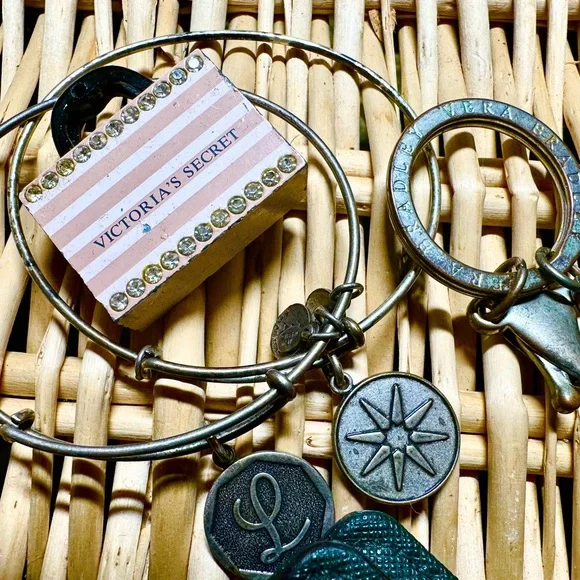 7pc Lux BUNDLE Coach, Michael Kors, Kate Spade, Vera Bradley, VS, Alex & Ani EUC - Picture 6 of 16